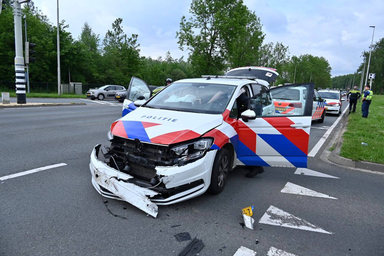 Politiewagen in botsing met trolleybus bij GelreDome