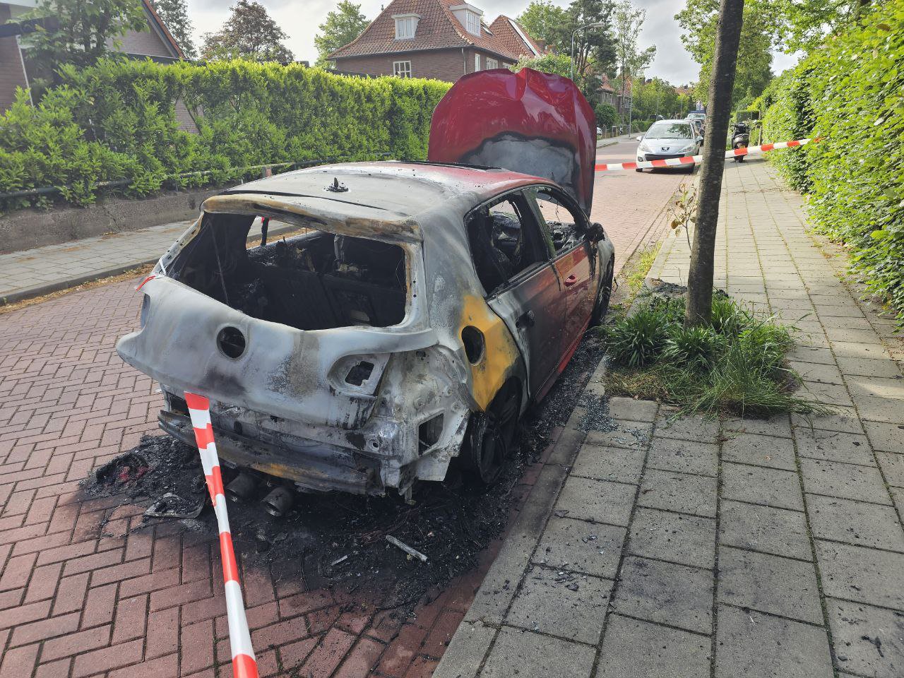 Auto brandt volledig uit in Bennekom