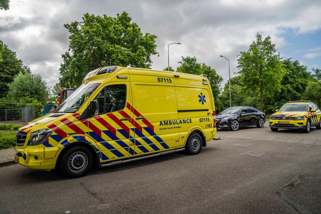 Ongeluk door onvoldoende zicht door bestelbus op de weg