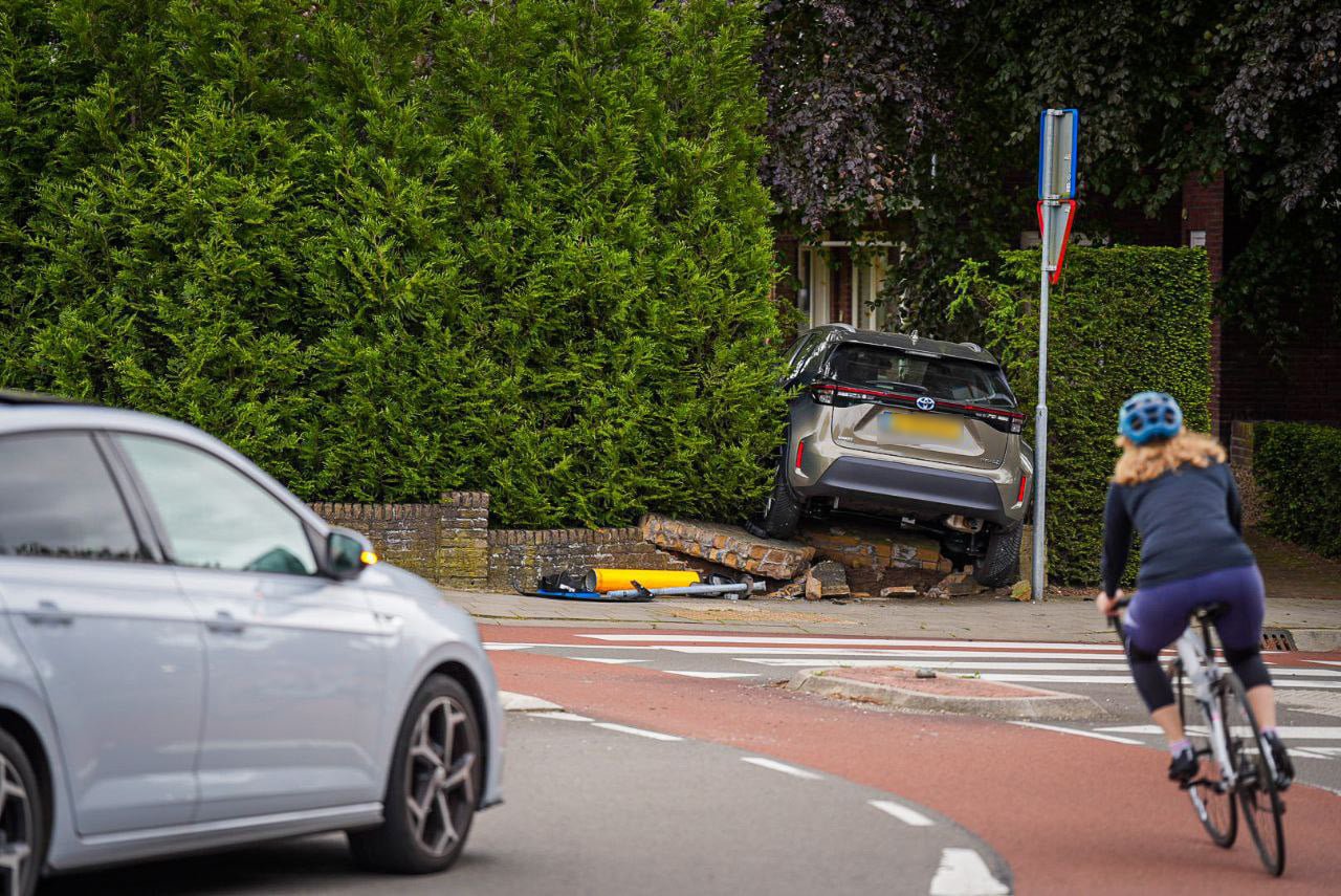 Automobilist schrikt van fietser op rotonde en rijdt tuin in