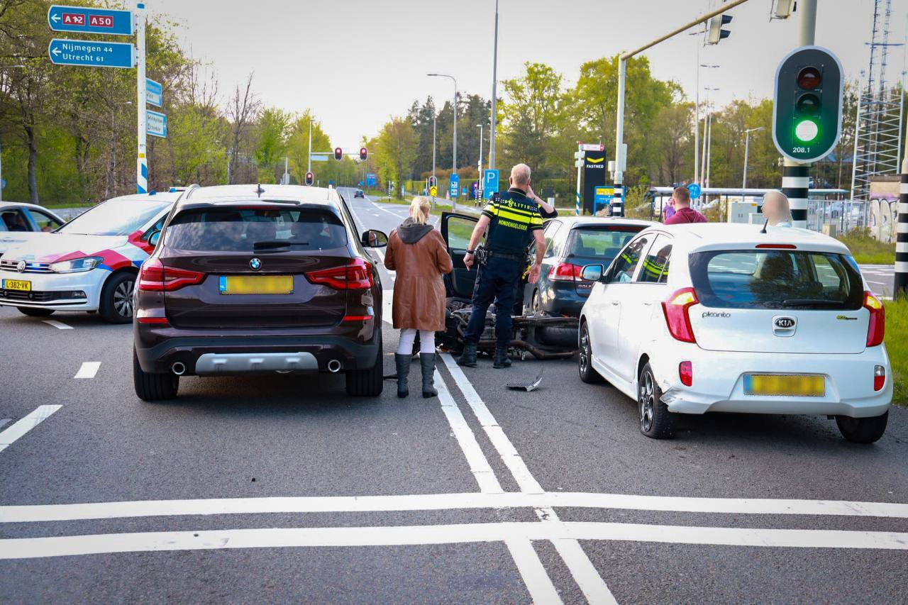 Motorrijdster botst op stilstaande voertuigen