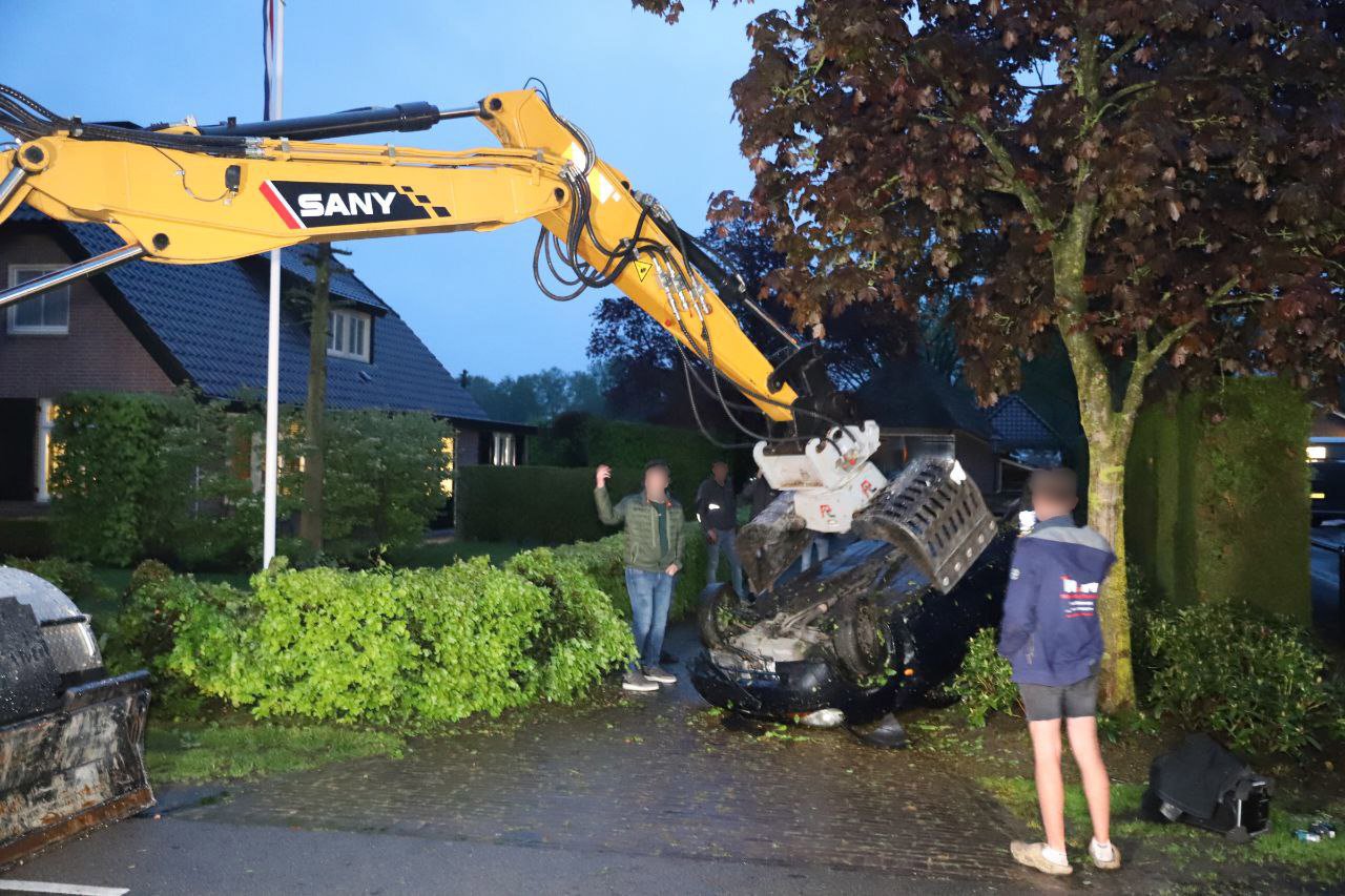 Bestuurder aangehouden nadat hij met auto over de kop slaat