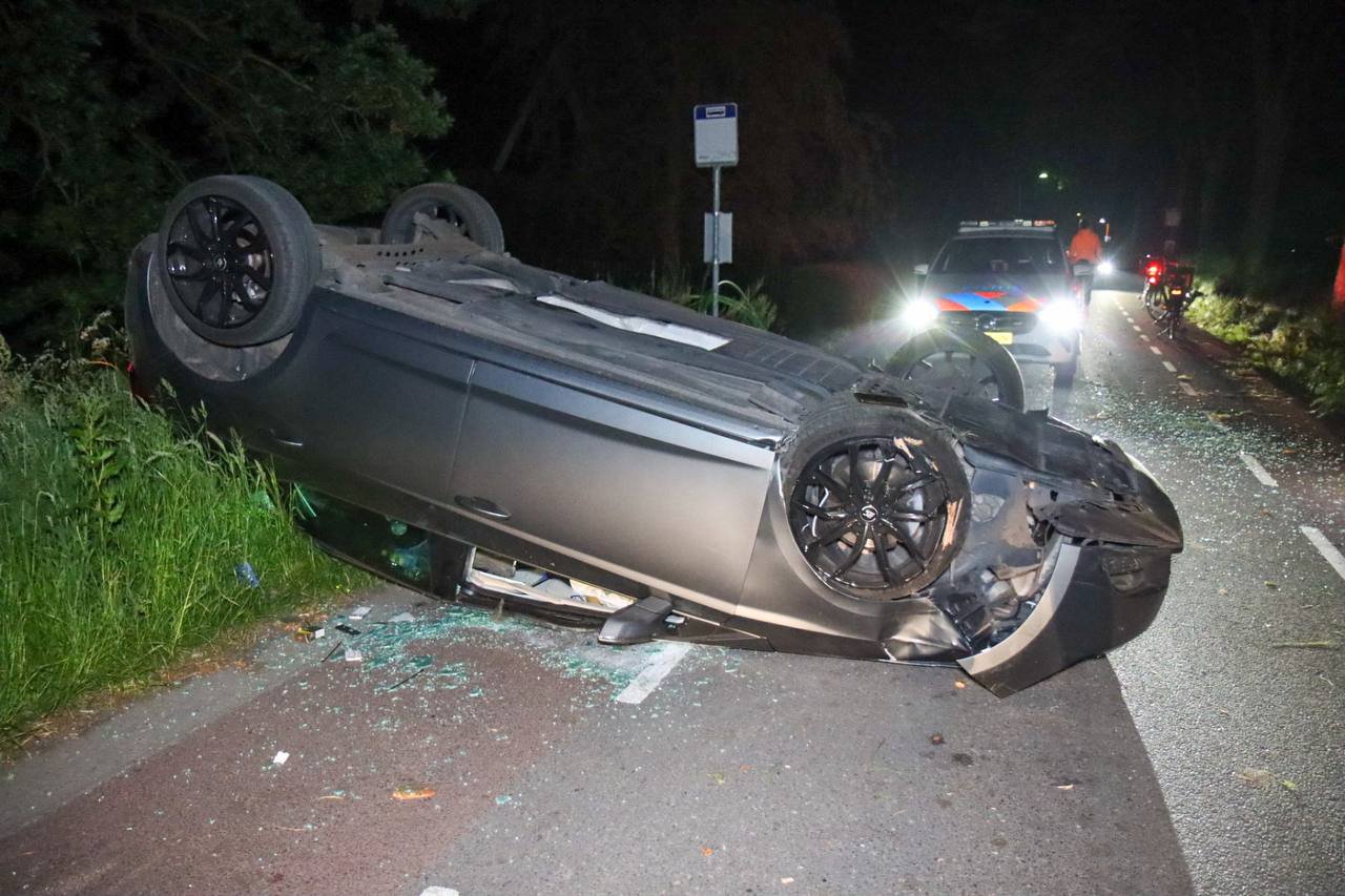 Automobilist crasht op boom en vlucht na ongeval
