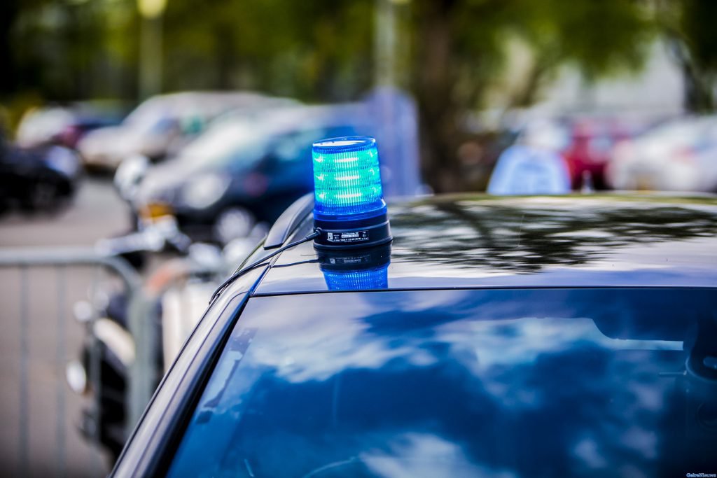 Agent gewond na ongeluk met dienstwapen