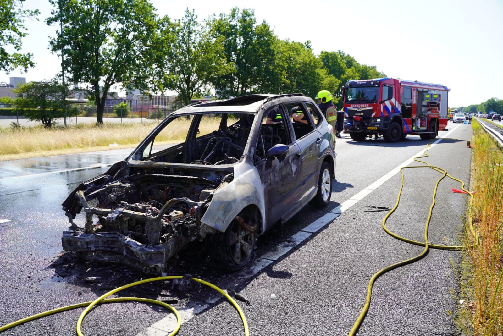 Auto volledig uitgebrand op A1 bij Voorthuizen