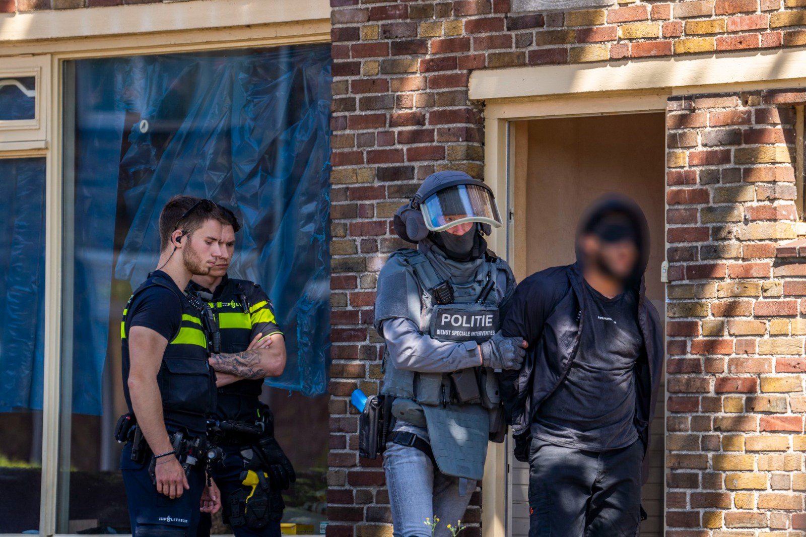 DSI oefent bij woning in Velp