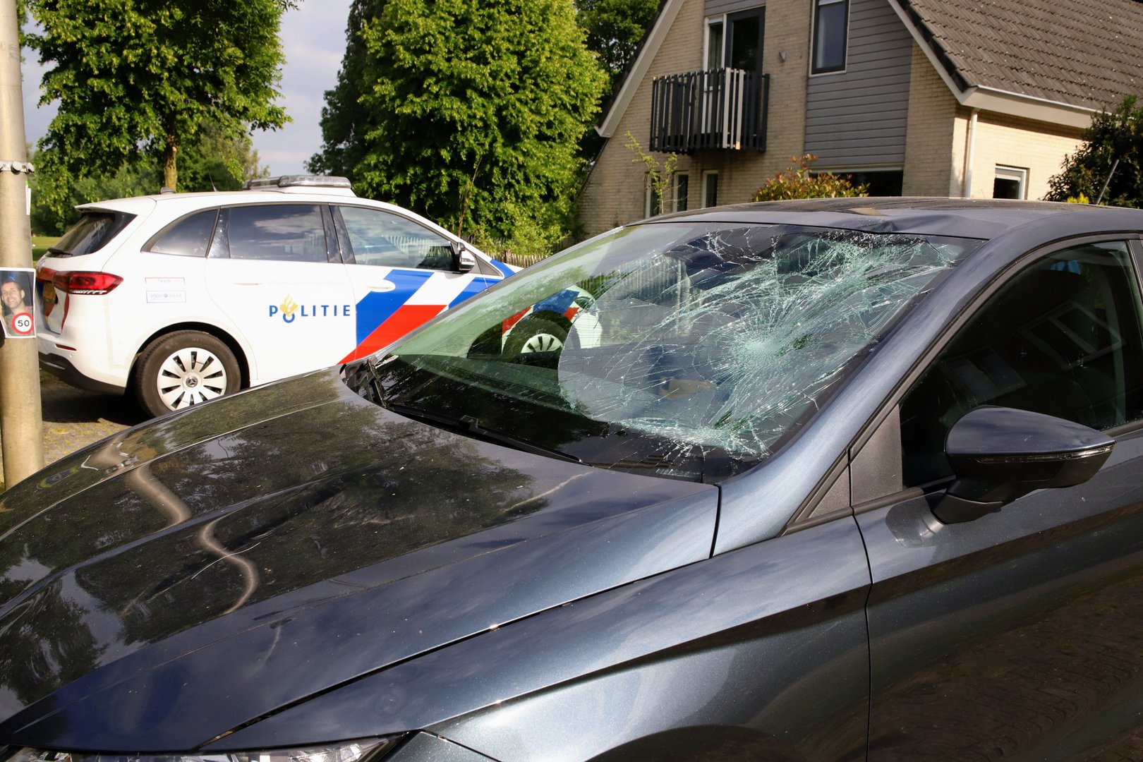 Vrouw op fiets geschept door auto bij oversteken