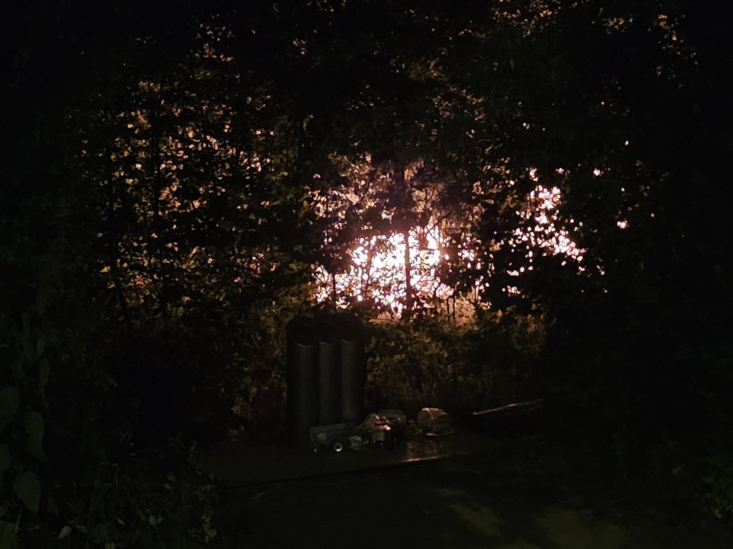 Brandweer onderdrukt brand na opeenvolgende containerbranden