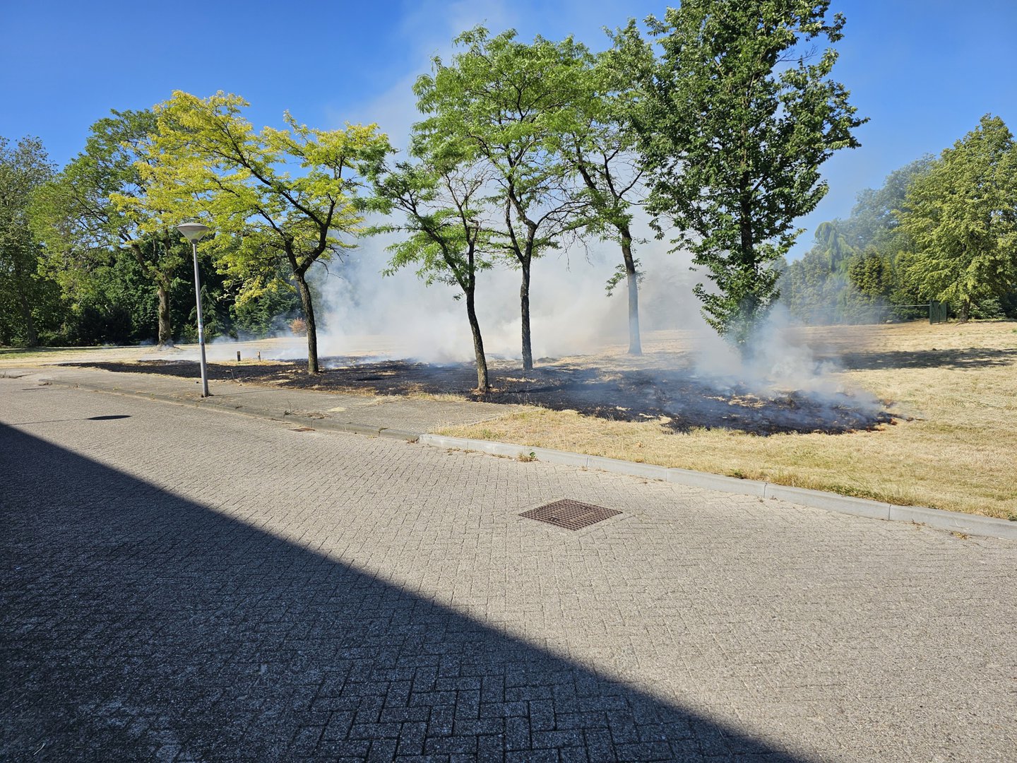 Onkruid van stoep weg branden gaat fout in Wageninigen