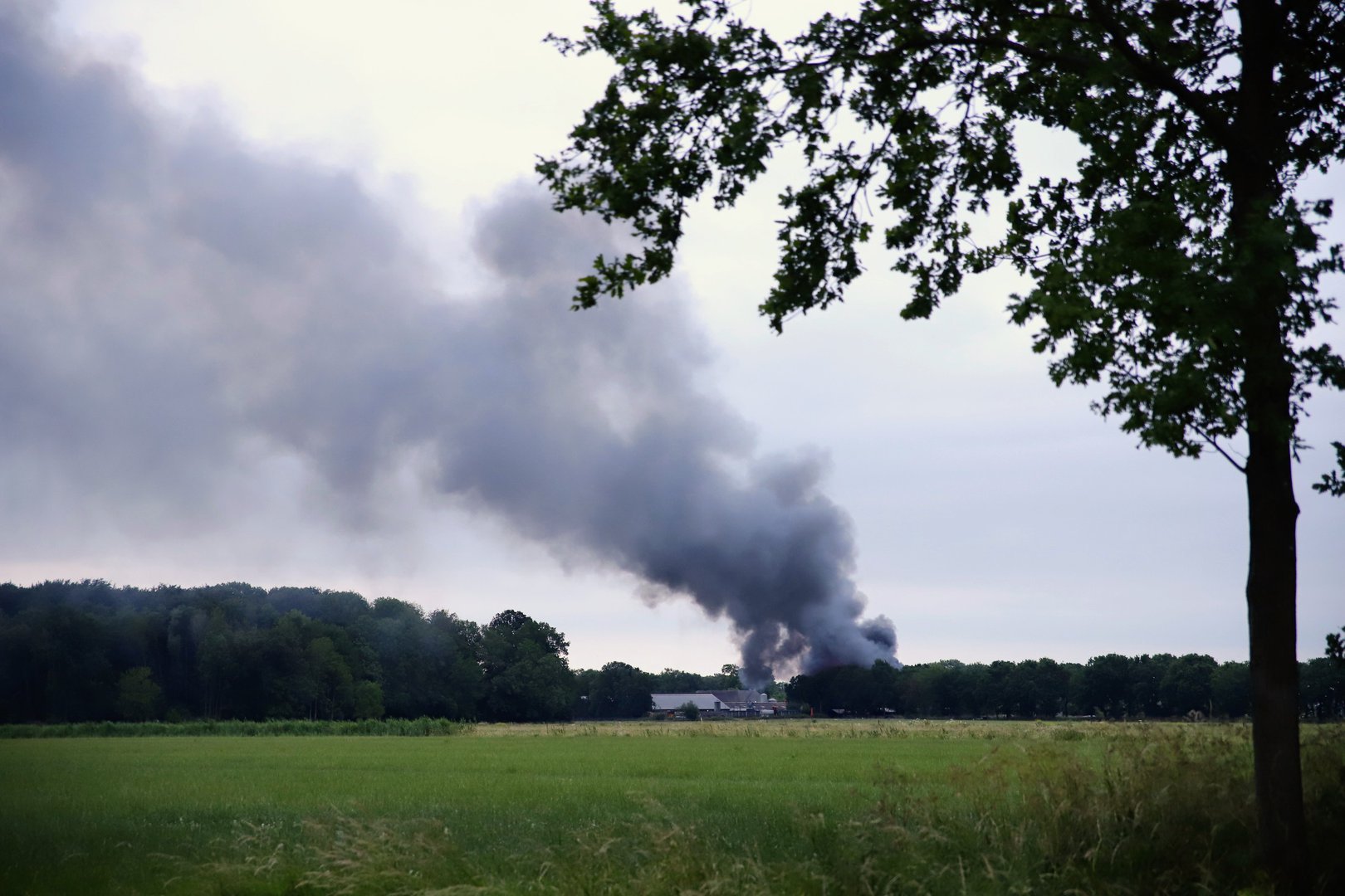 Grote brand in loods bij Agrarisch bedrijf in Ophemert