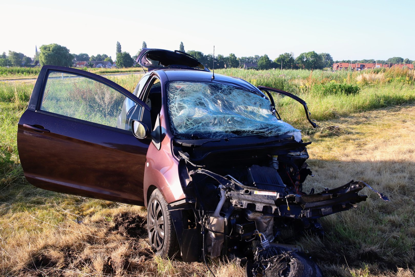 Ongeval tussen auto en vrachtwagen: verkeersader dicht