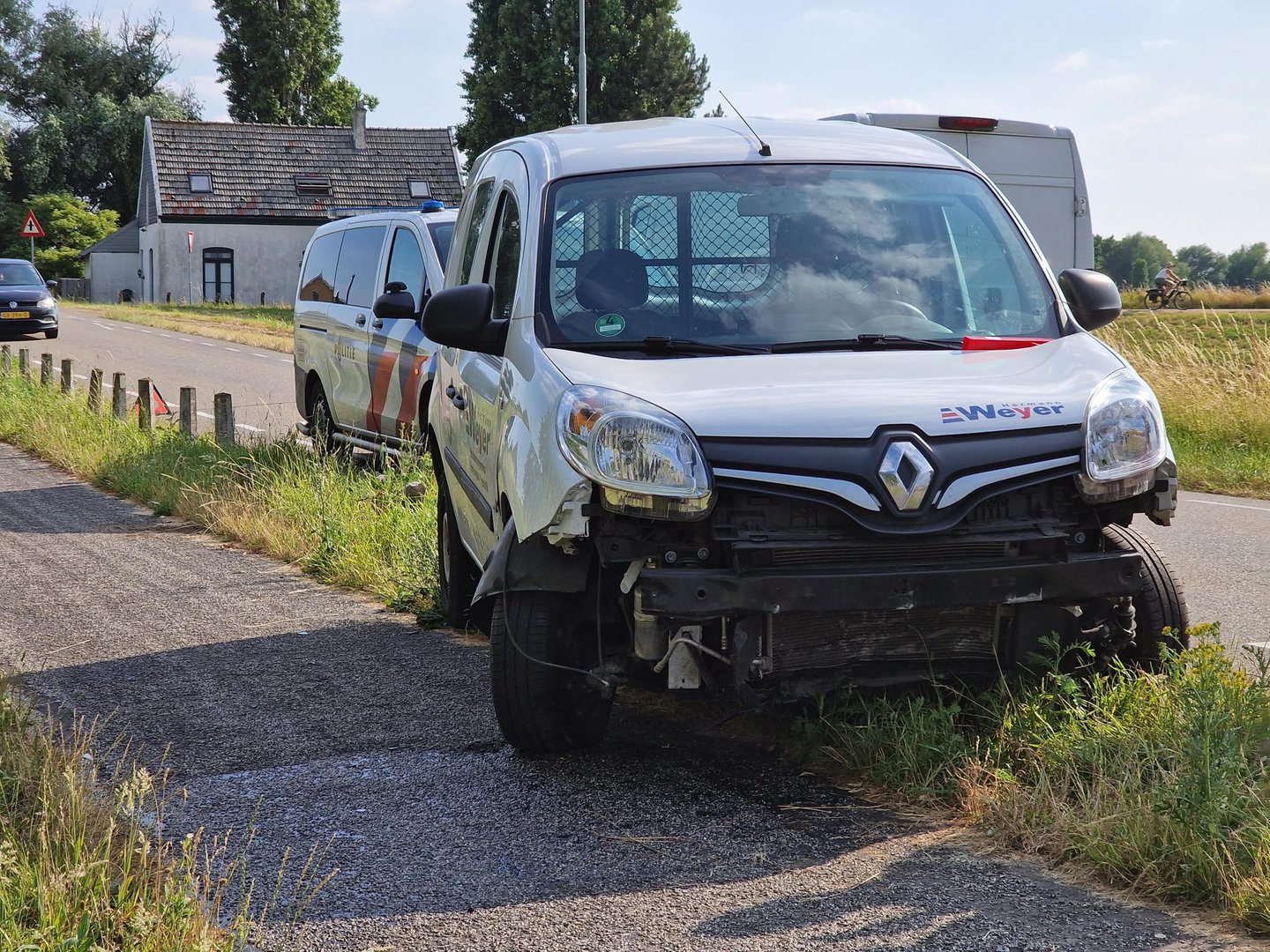 Auto komt vast te zitten op betonnen paaltjes na uitwijkmanoeuvre