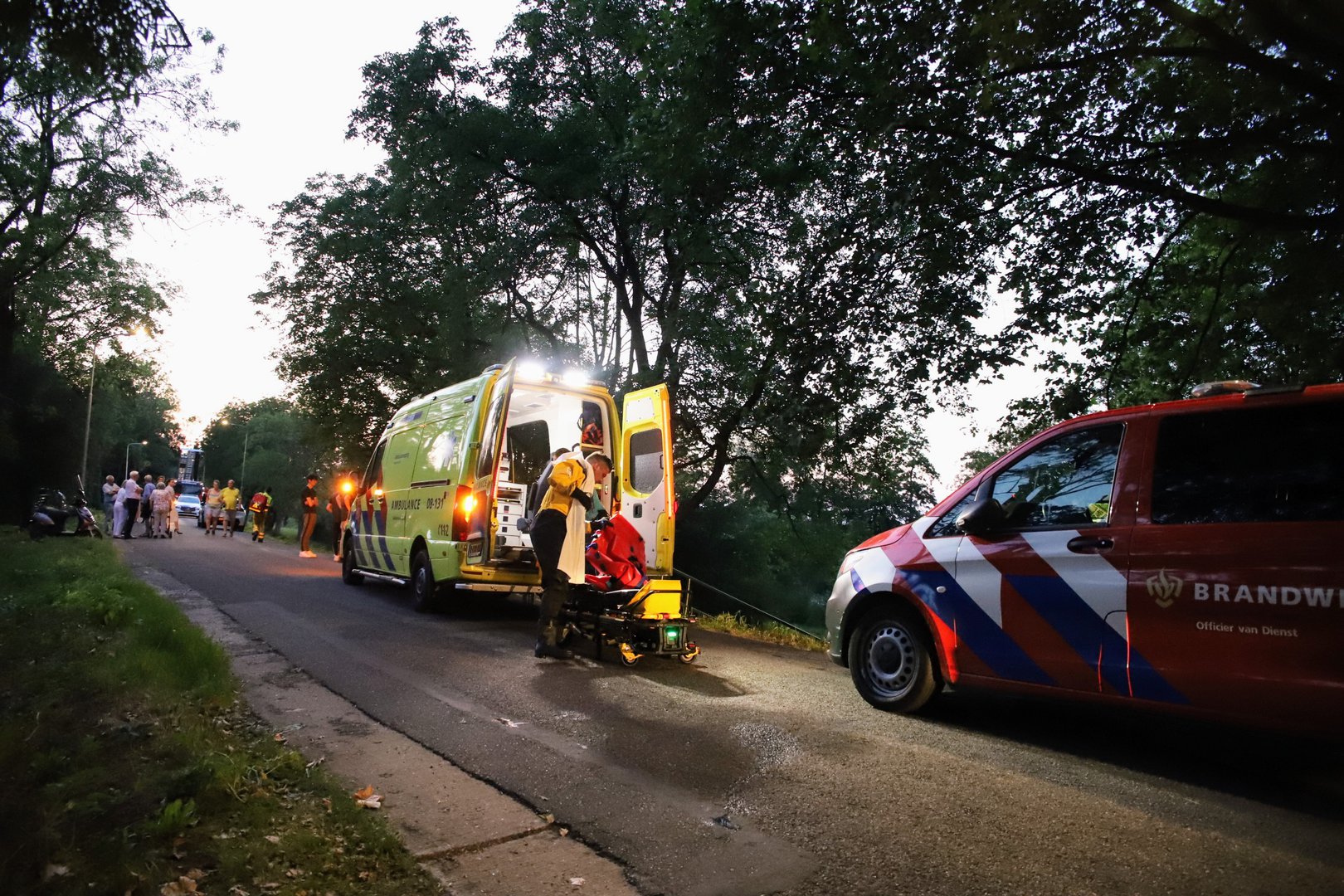 Jongeman valt uit de boom en moet door brandweer gered worden