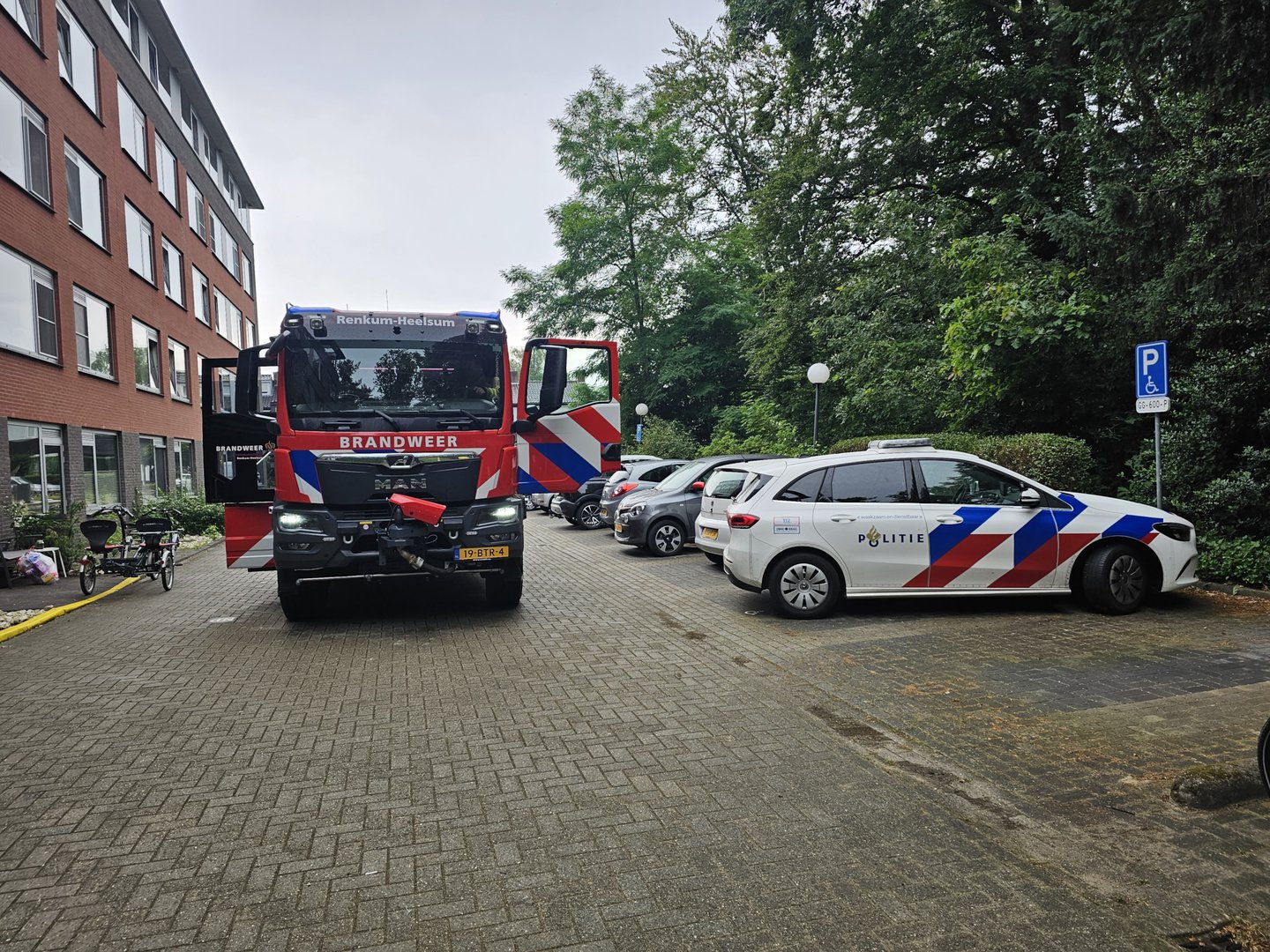 Kind met vinger vast in hometrainer