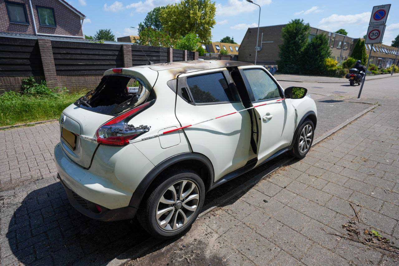 Auto verwoest door brand, brandstichting niet uitgesloten