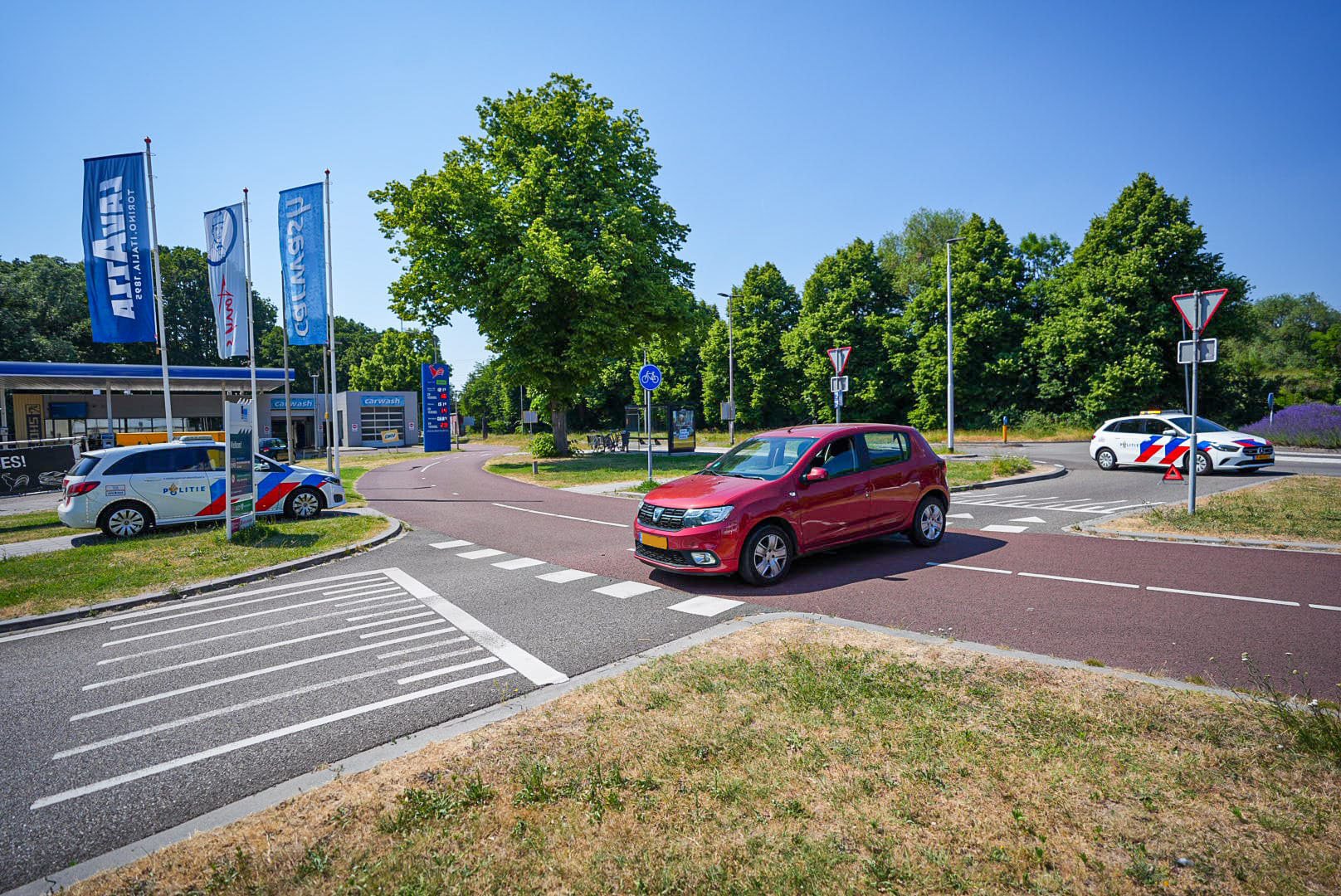 Wéér is het raak op de beruchte Arnhemse rotonde, fietser gewond naar ziekenhuis
