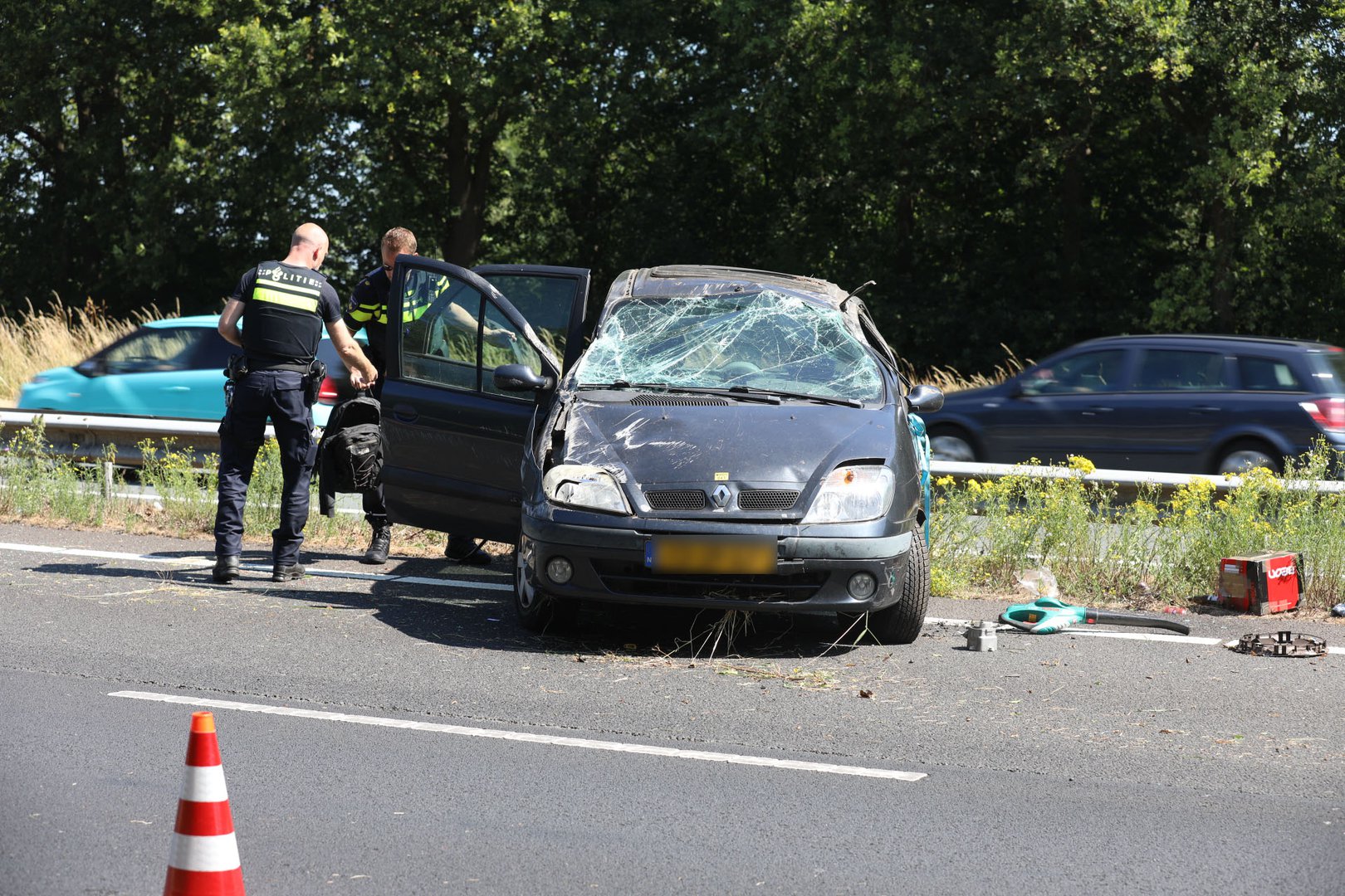 Automobilist valt in slaap en slaat over de kop