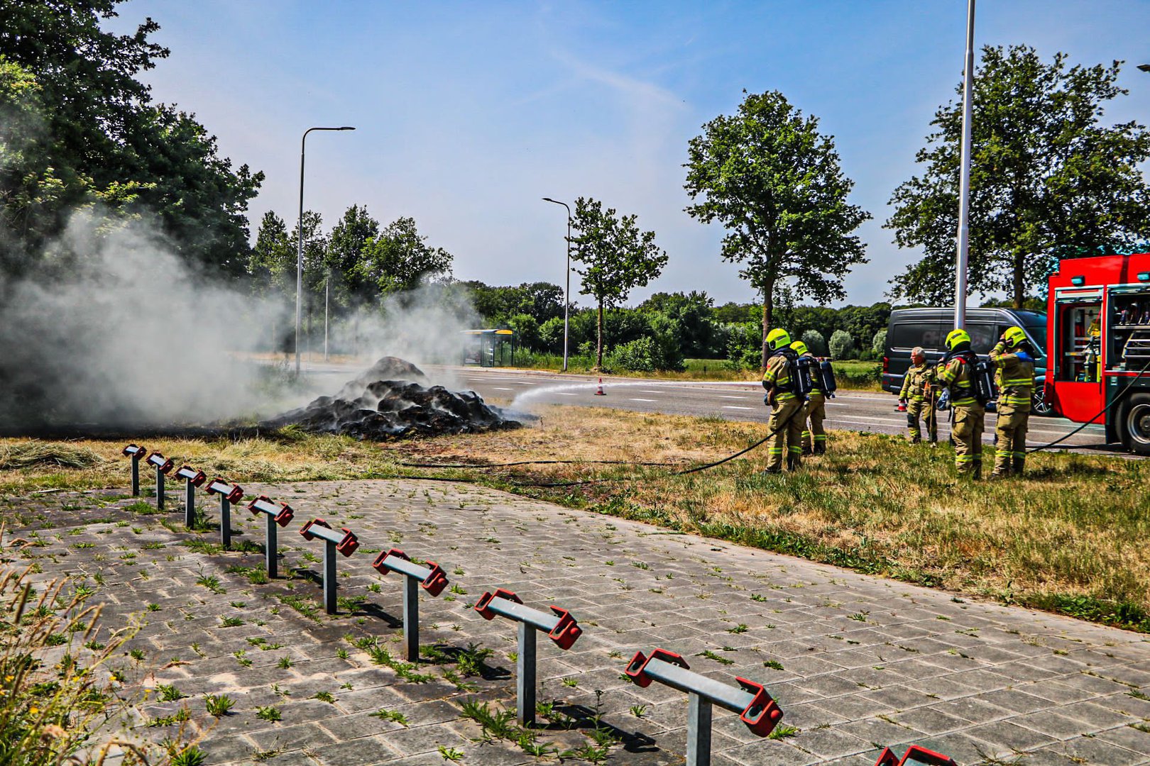 Brandweer rukt uit voor bermbrand
