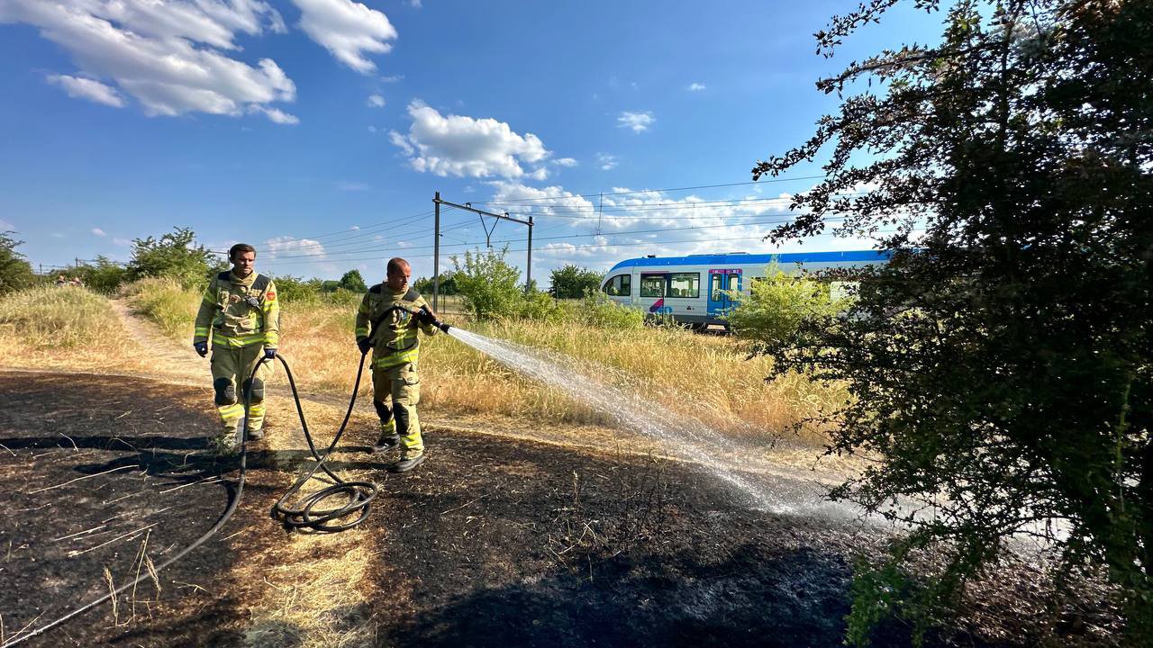 Duizend meter bosschage afgebrand langs het spoor tussen Duiven en Westervoort