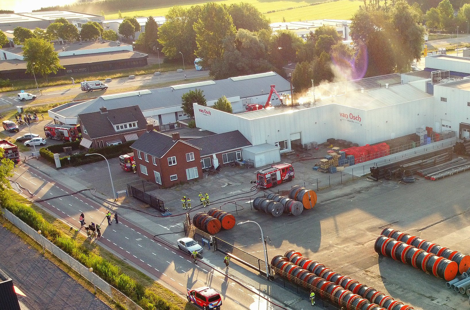 Hele dak wordt verwijderd na brand bij snackfabrikant: ‘Iets fout gegaan bij productie’