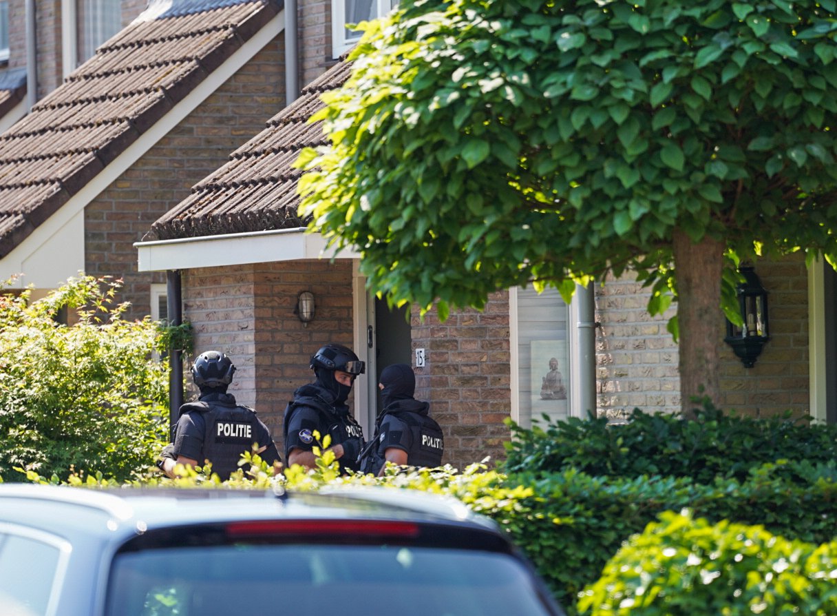 Man aangehouden die zich verschanste in woning