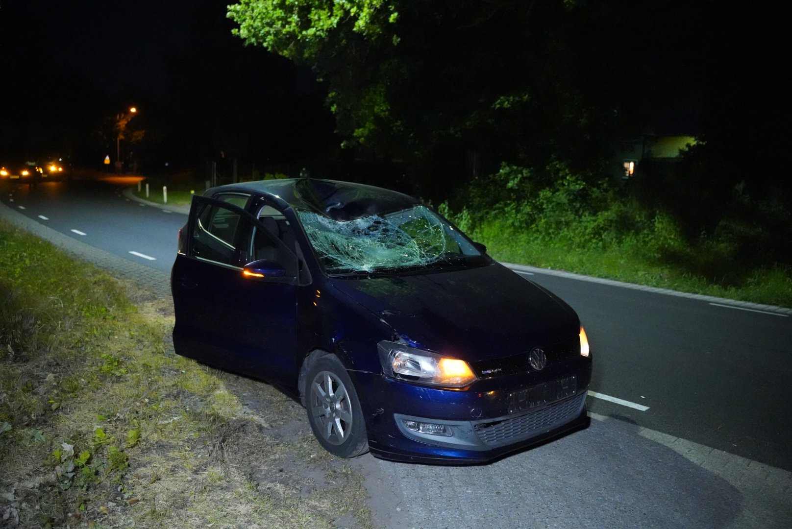 Auto schept snorfietser, slachtoffer raakt ernstig gewond