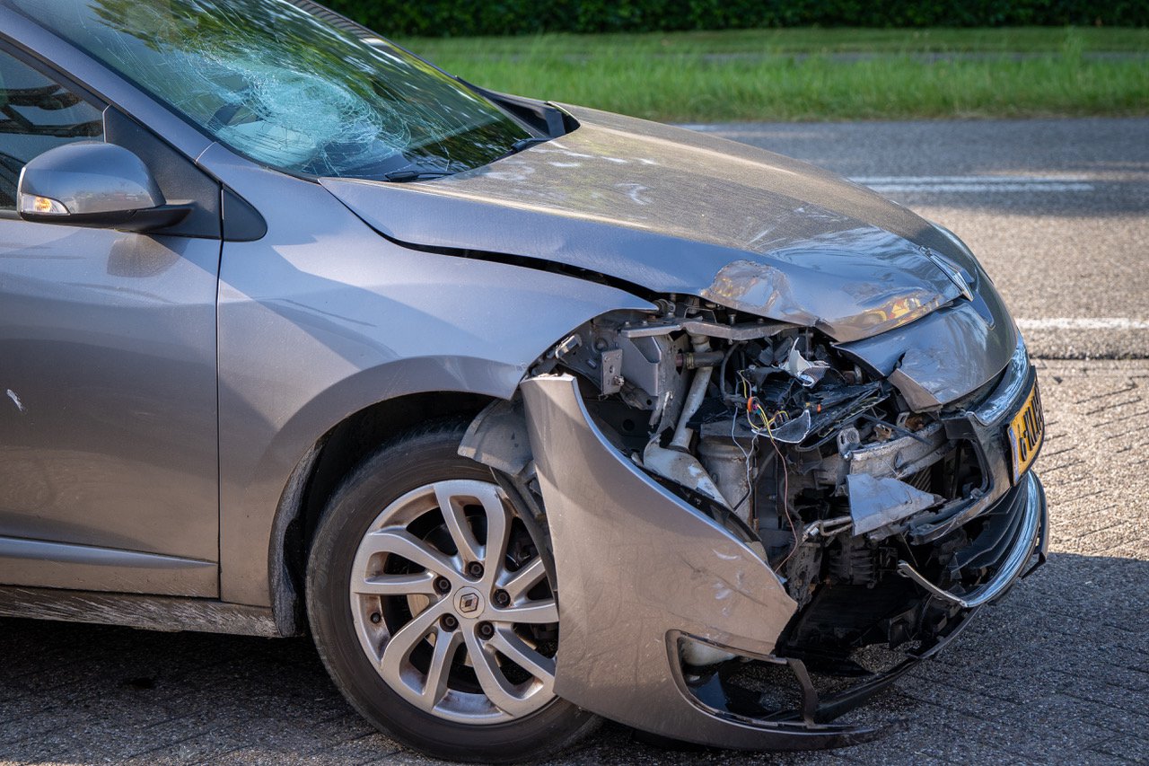 Aanrijding tussen twee auto’s in Wehl; één auto afgesleept