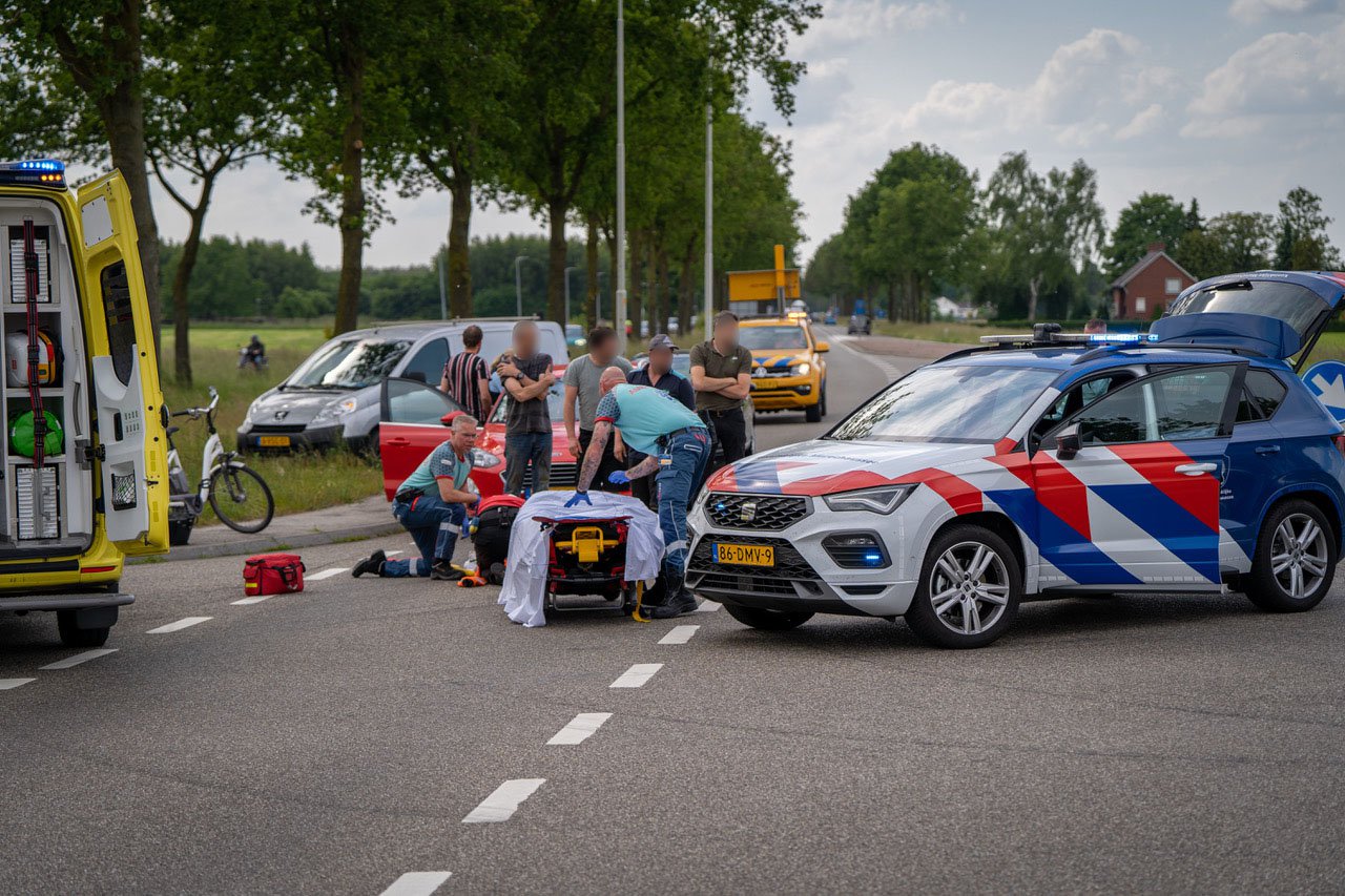 Jonge vrouw geschept door automobilist en raakt zwaargewond