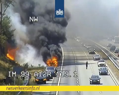 A12 bij Arnhem dicht na autobrand, brand overgeslagen naar de berm