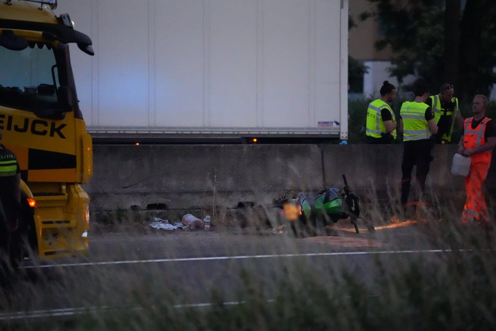 Gewonde vliegt over middenrail heen bij ernstig ongeval Arnhem