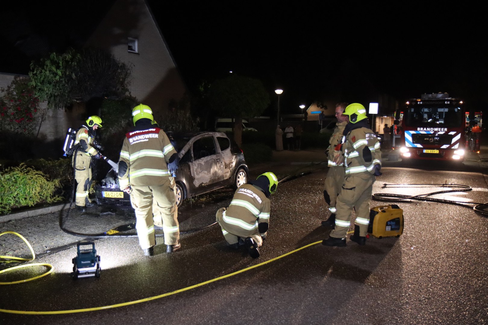Auto vliegt in brand in de nacht, oorzaak wordt onderzocht