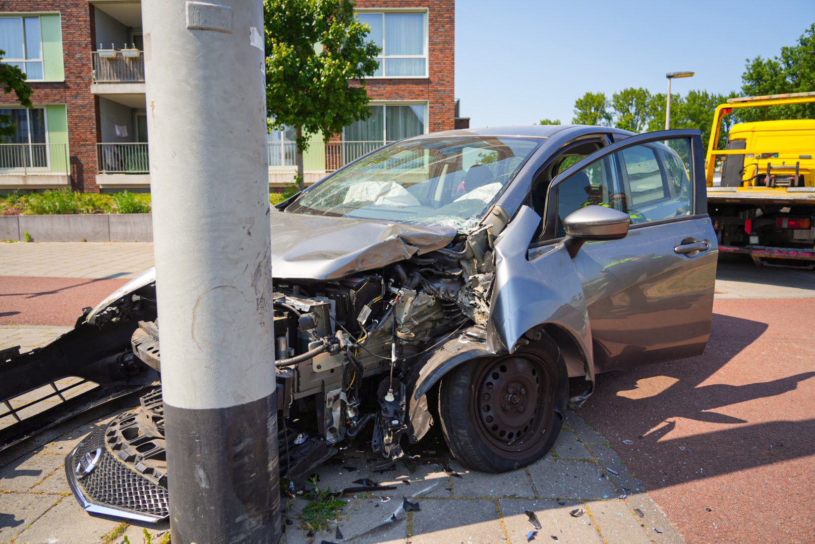Automobilist ramt trolleymast in Arnhem