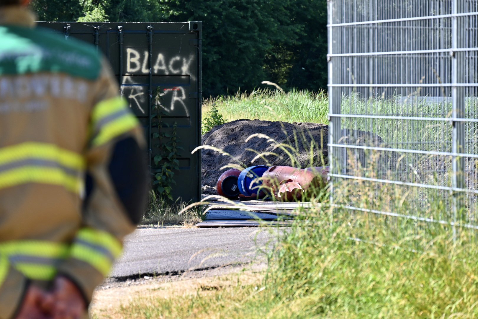 Lekkende vaten gedumpt naast waterzuivering Drielsedijk