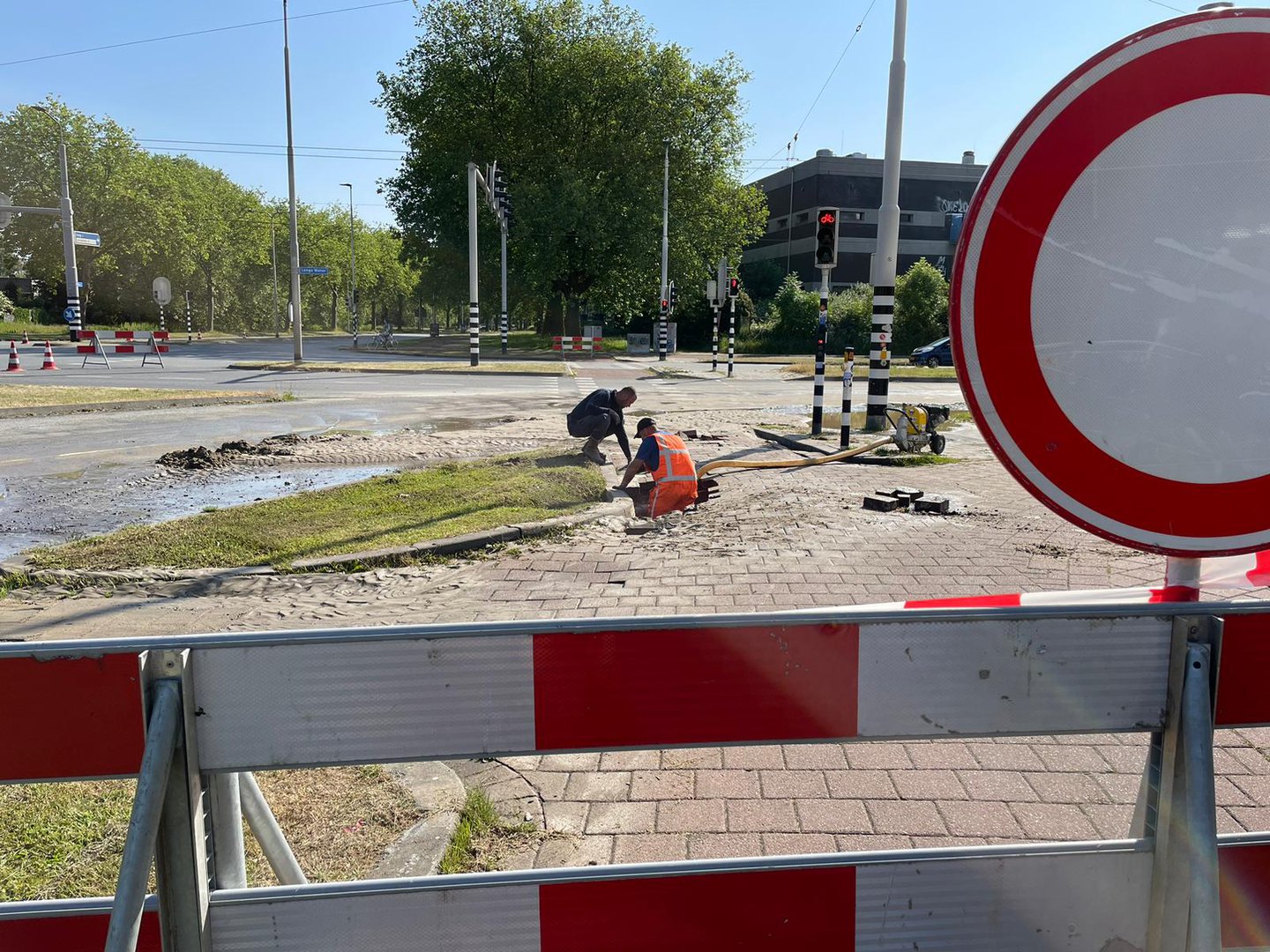 Kruising dicht vanwege gesprongen waterleiding Arnhem