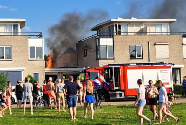 Agent gewond door klap in gezicht bij woningbrand