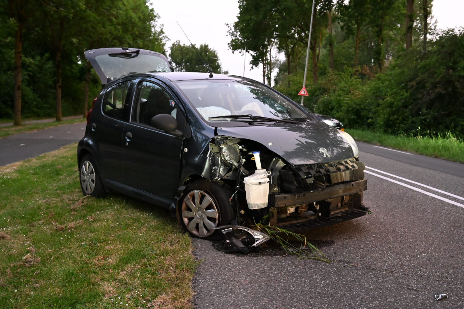 Automobilist ramt lantaarnpaal in Duiven