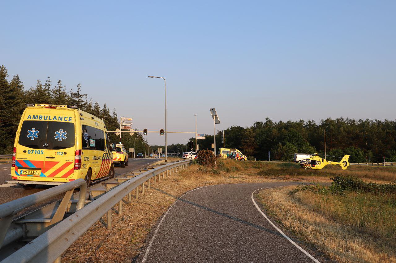 Scooterrijder botst op boom, traumahelikopter ingezet