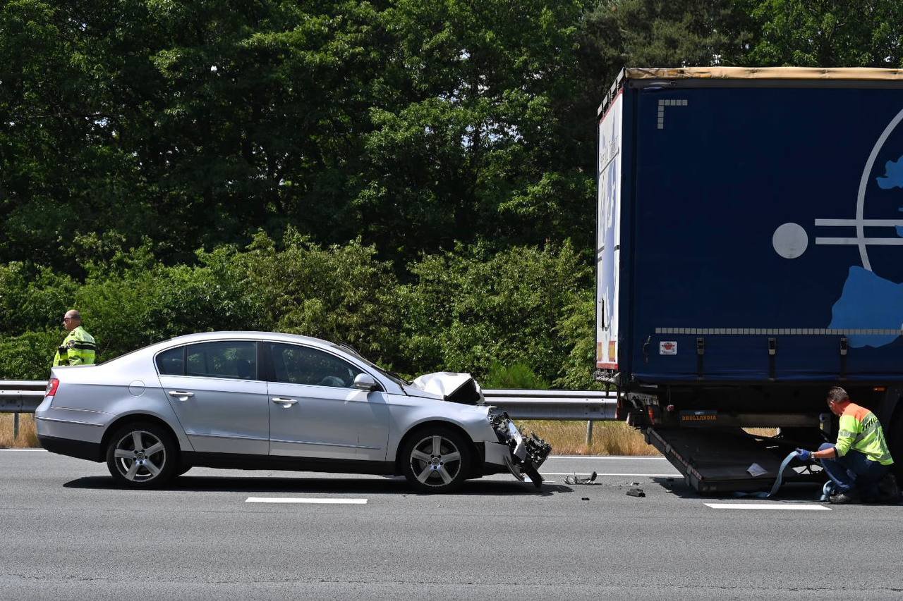 Automobilist botst achterop vrachtwagen A50 Arnhem