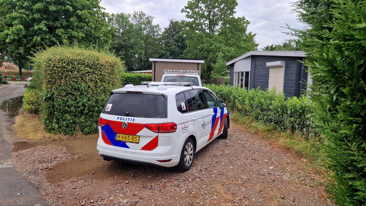 Vuurwapens en contanten aangetroffen in chalet in Lathum