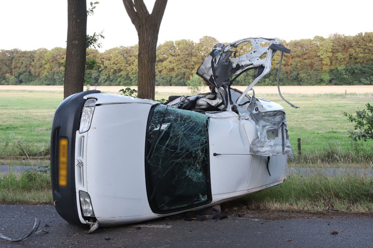 Busje klapt tegen de boom en scheurt open: twee gewonden