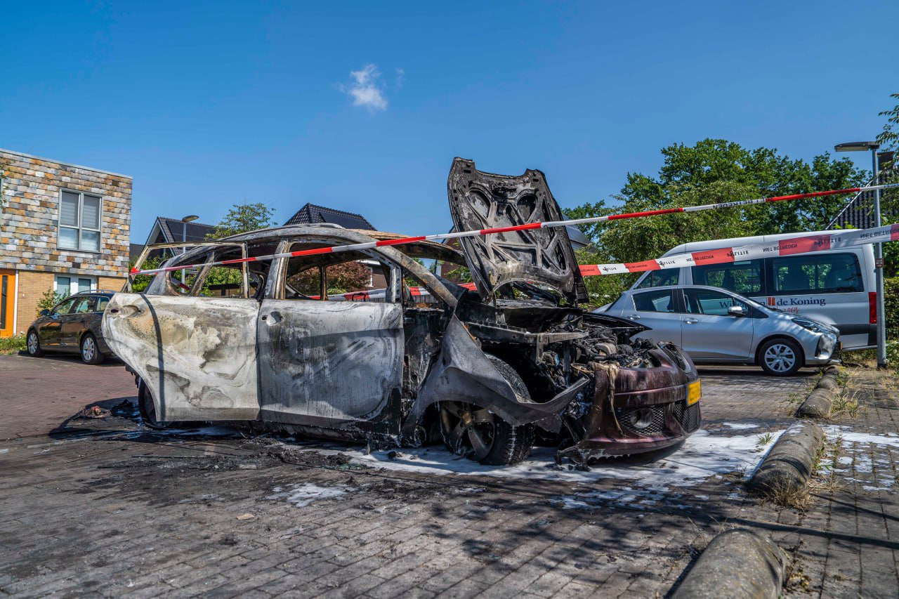 Auto vliegt in brand tijdens starten: Bestuurder en kind ongedeerd gebleven