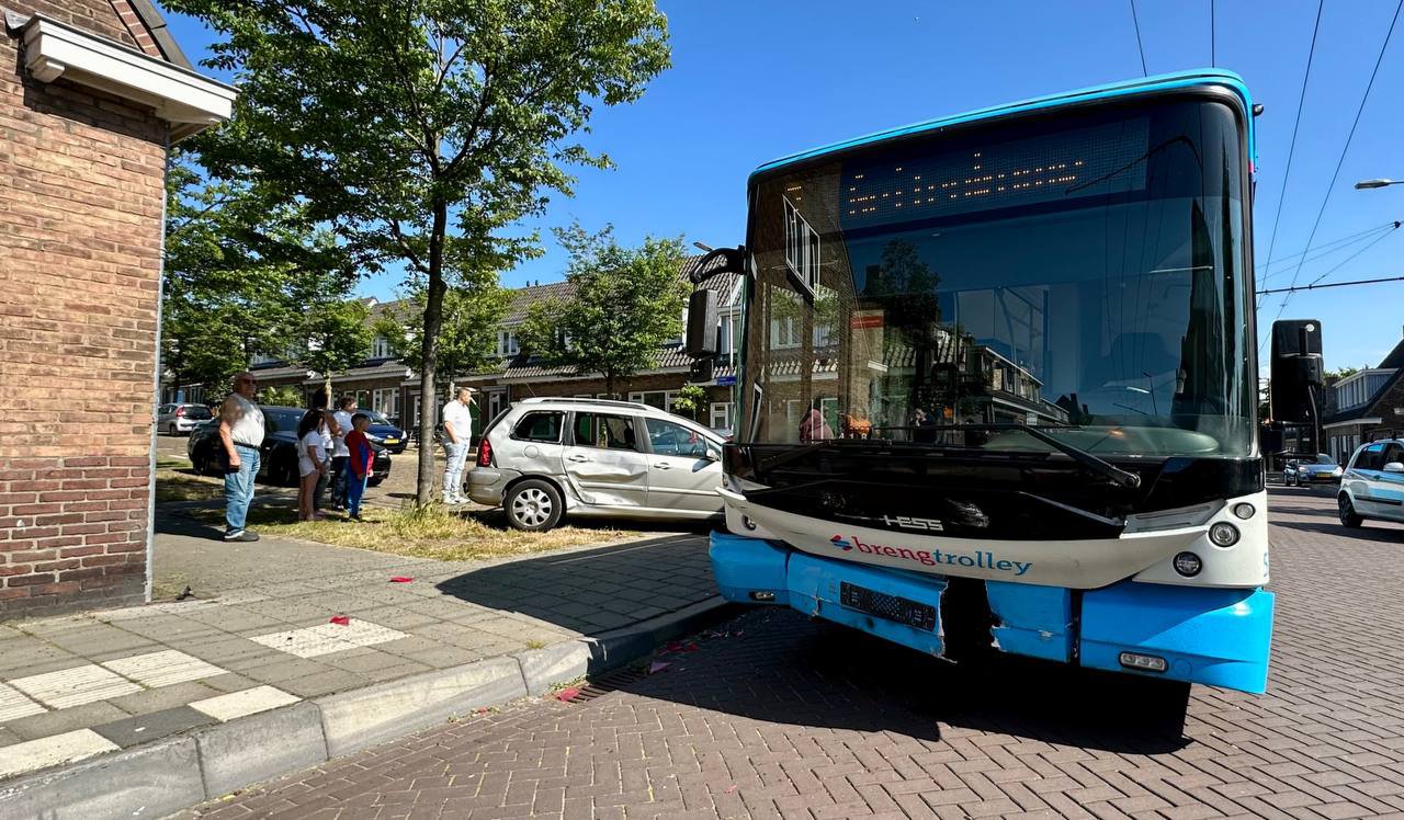 Aanrijding tussen trolleybus en auto op Arnhemse wijk Geitenkamp