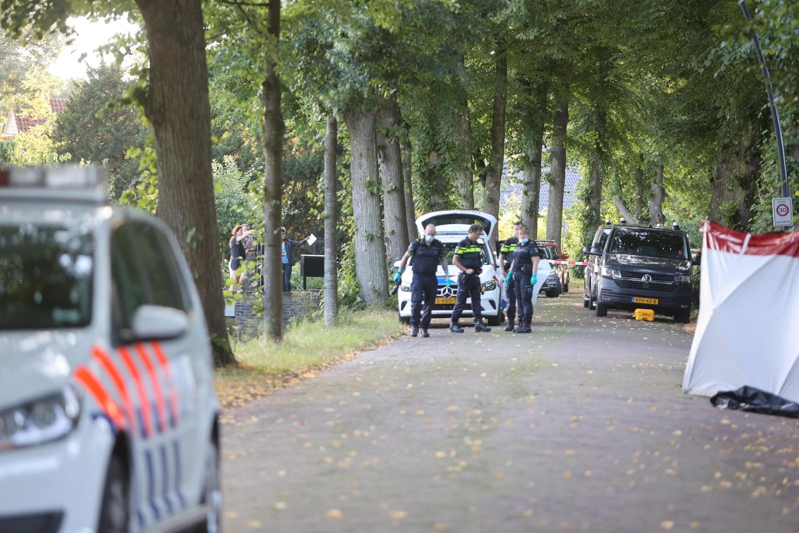 UPDATE: Stiefvader vindt dood meisje met fiets in sloot