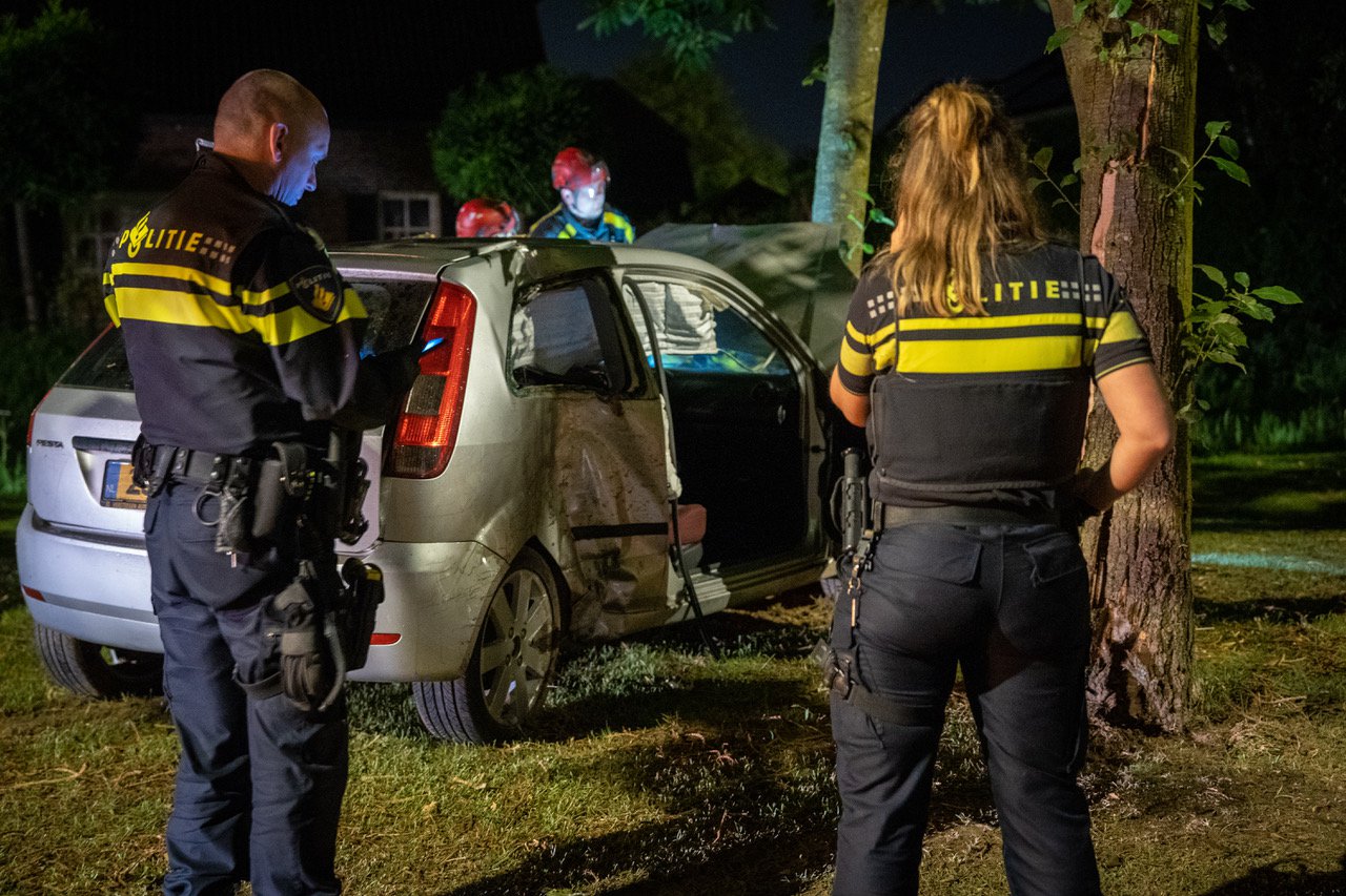 Tieners crashen tijdens joyrijden en raken gewond