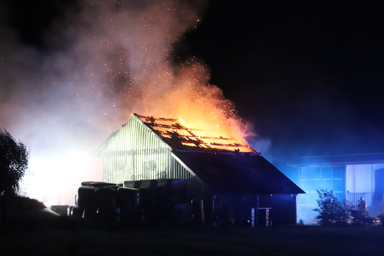 Veel rook na brand in hooischuur