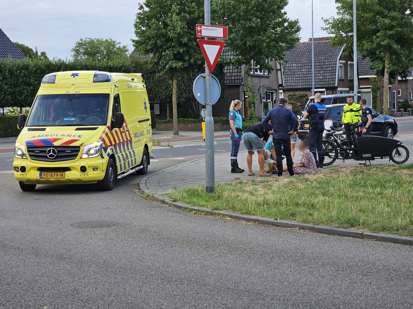 Aanrijding tussen auto en bakfiets in Ede, kindje krijgt medaille van ambulancepersoneel