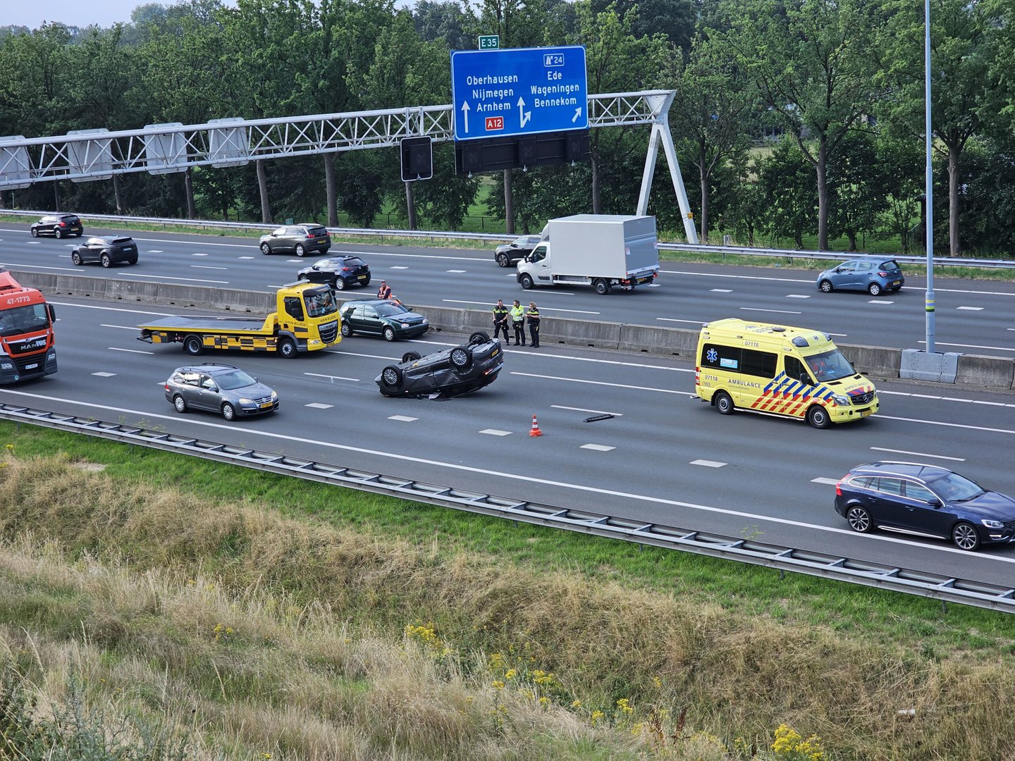 Auto slaat over de kop op A12, bestuurder raakt gewond