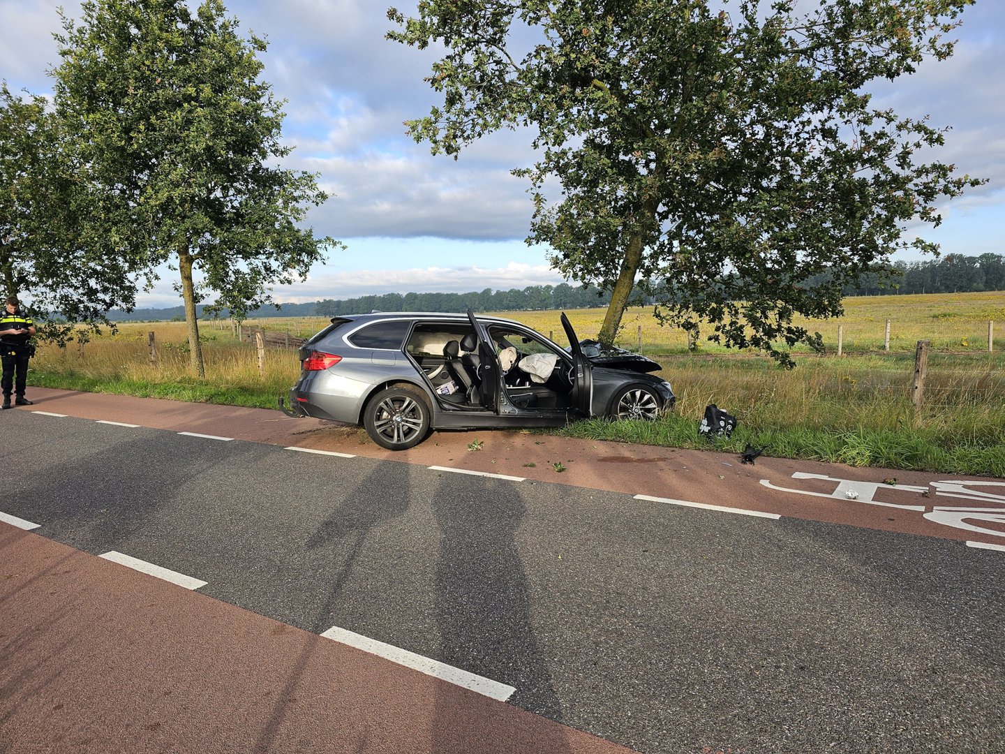 Automobilist raakt van de weg en knal tegen boom