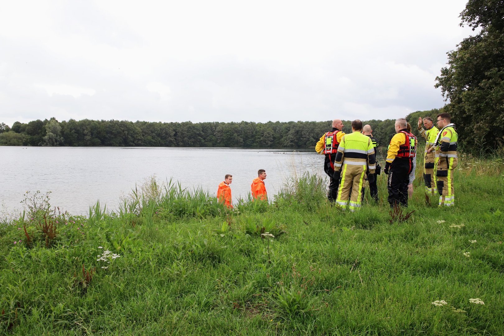 Zoekactie met duikers: mogelijk persoon te water