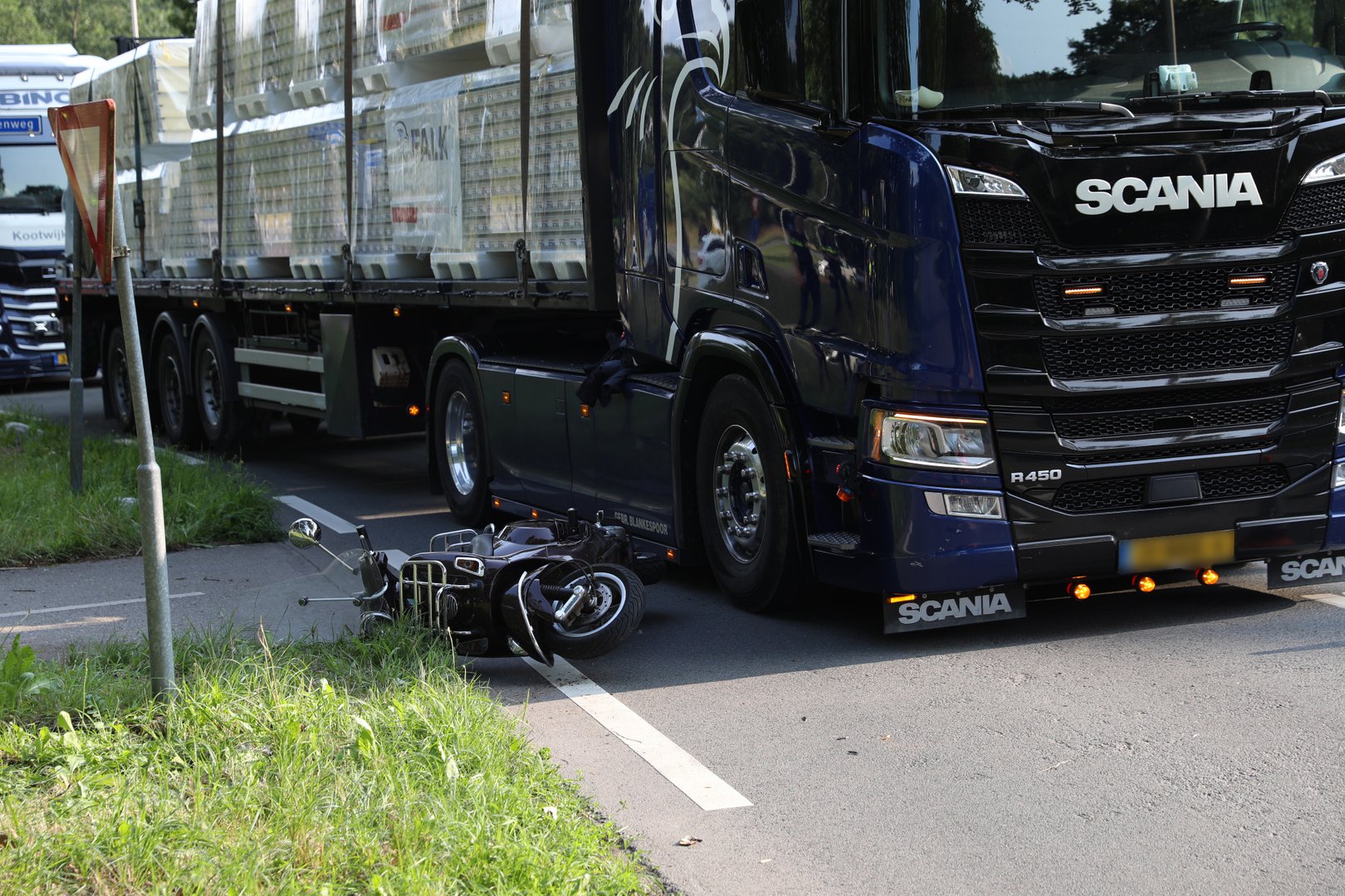 Ongeval tussen scooterrijder en vrachtwagen in Ede, weg afgesloten